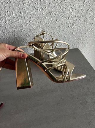 Zapatos de tacón dorados para mujer