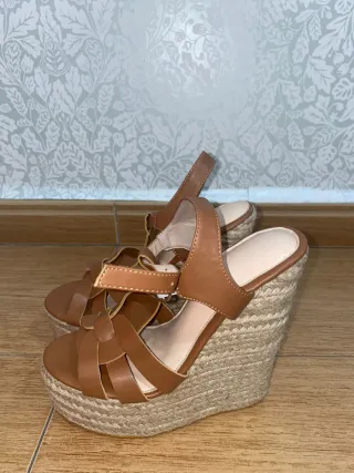 Sandalias de esparto cuña marrón