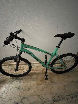 Bicicletas de montaña B'Twin y otra