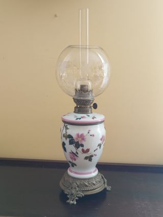 Quinqué de porcelana, cristal y bronce