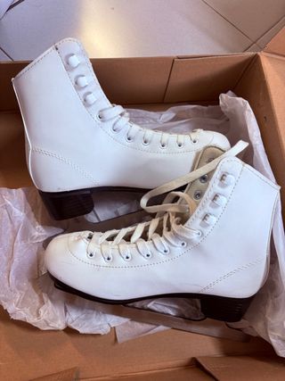 Patines de patinaje sobre hielo blancos
