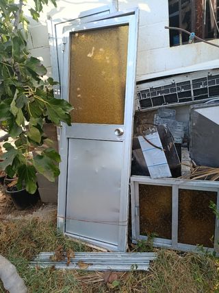 Puerta aluminio con cristal tintado