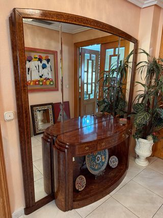 Mueble recibidor con espejo grande.
