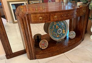 Mueble recibidor con espejo grande.