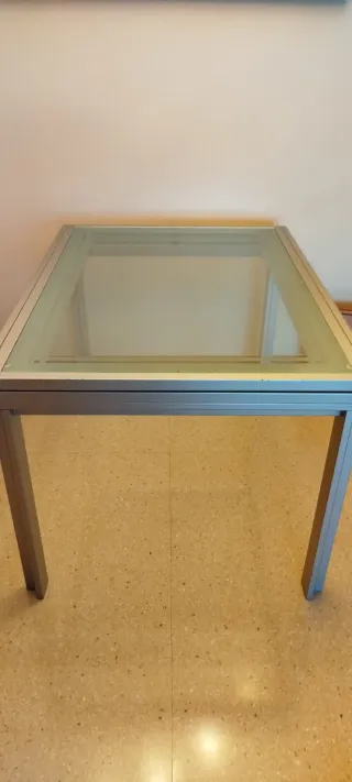 Mesa de hierro y cristal