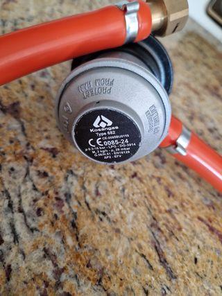 Válvula de butano con tubo naranja