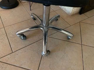 Taburete Peluquería Negro con Ruedas
