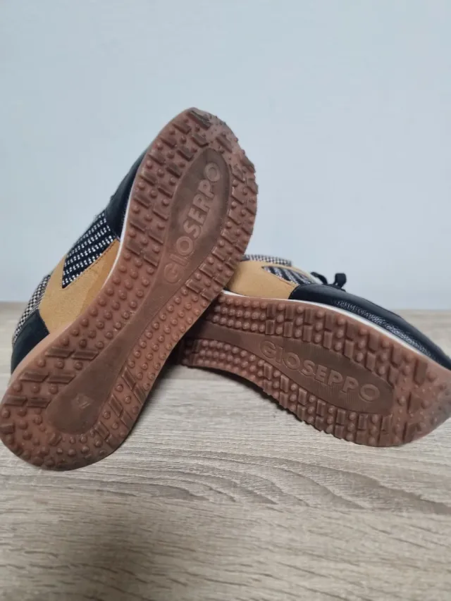 Zapatillas Gioseppo Beige y Negro