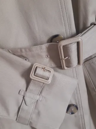 Precio original 69€.Trench clásico con cinturón.