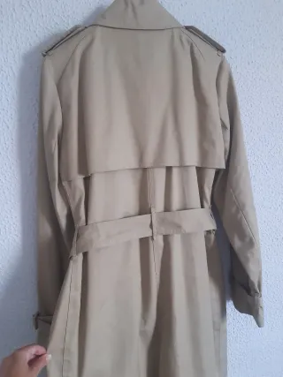 Precio original 69€.Trench clásico con cinturón.