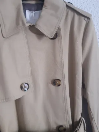 Precio original 69€.Trench clásico con cinturón.