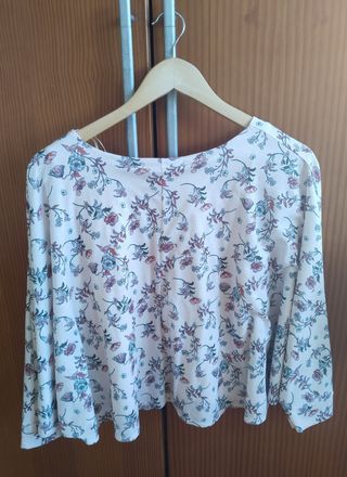 Blusa Bershka floral rosa claro talla L.