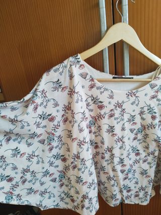 Blusa Bershka floral rosa claro talla L.