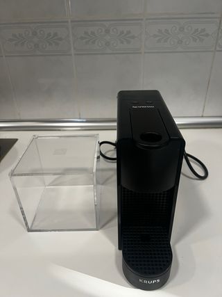 Cafetera Nespresso Essenza Mini + caja cápsulas