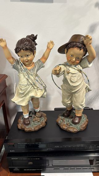 PAREJA NIÑOS CON HULA HOOP