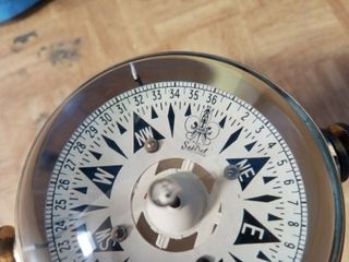 Brújula Náutica de Latón con Base de Madera