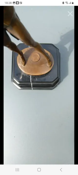 Figura de bronce bailarina