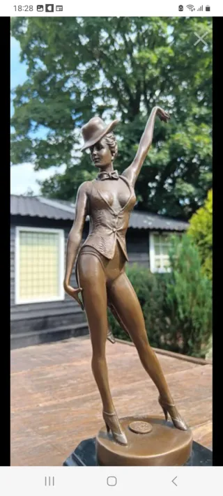 Figura de bronce bailarina