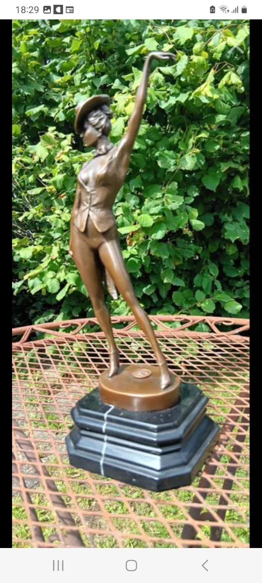 Figura de bronce bailarina