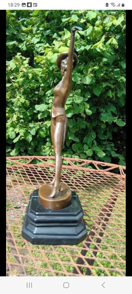 Figura de bronce bailarina