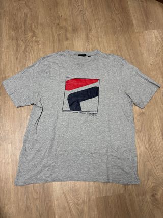 Camiseta Fila Gris Logo Rojo y Azul