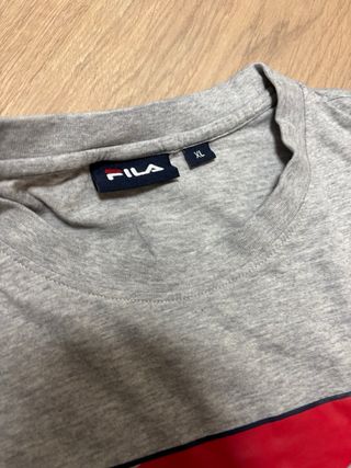 Camiseta Fila Gris Logo Rojo y Azul