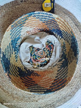 Cesta de mimbre y yute con diseño