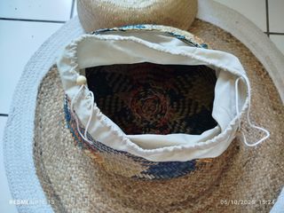 Cesta de mimbre y yute con diseño