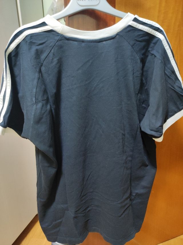 Camiseta Adidas Negra con Rayas Blancas