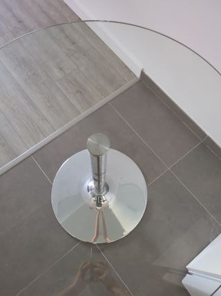 Mesa redonda cristal y pie plateado