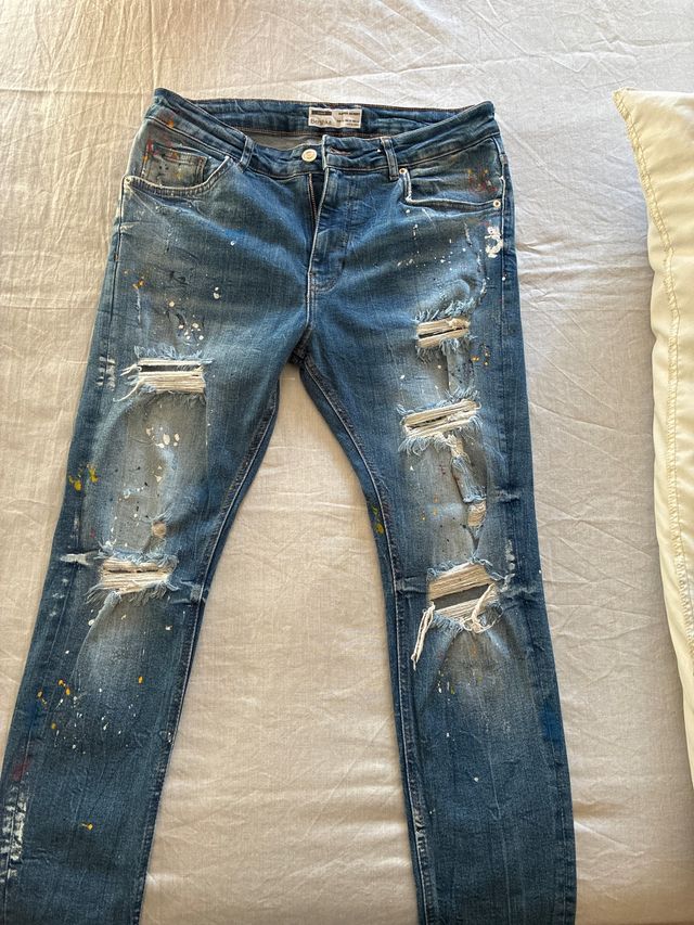 Pantalón vaquero Bershka desgastado y pintado
