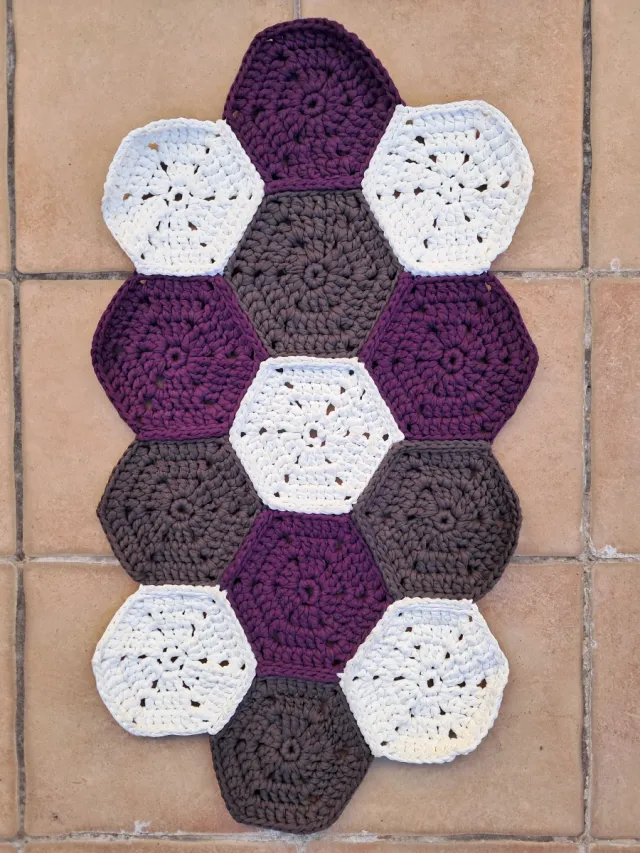 Alfombra alargada tejida a mano (crochet).