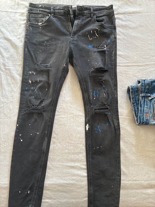 Vaqueros negros rotos con salpicaduras