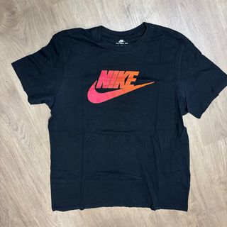 Camiseta Nike Negra Logo Degradado