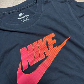 Camiseta Nike Negra Logo Degradado