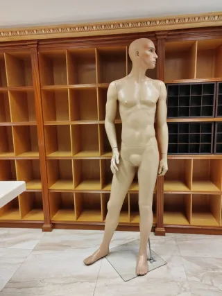 Maniquí de caballero beige