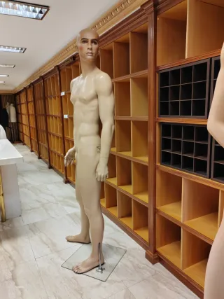 Maniquí de caballero beige