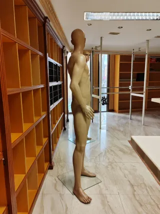 Maniquí de caballero beige