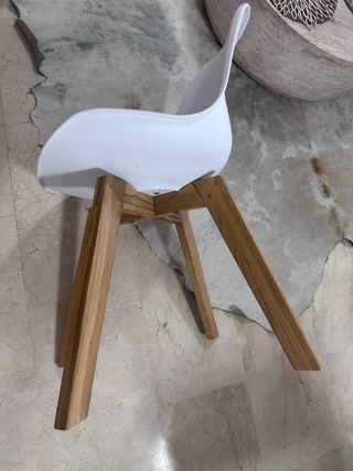 Sedia in poliuretano bianco e legno.
sedile in pelle