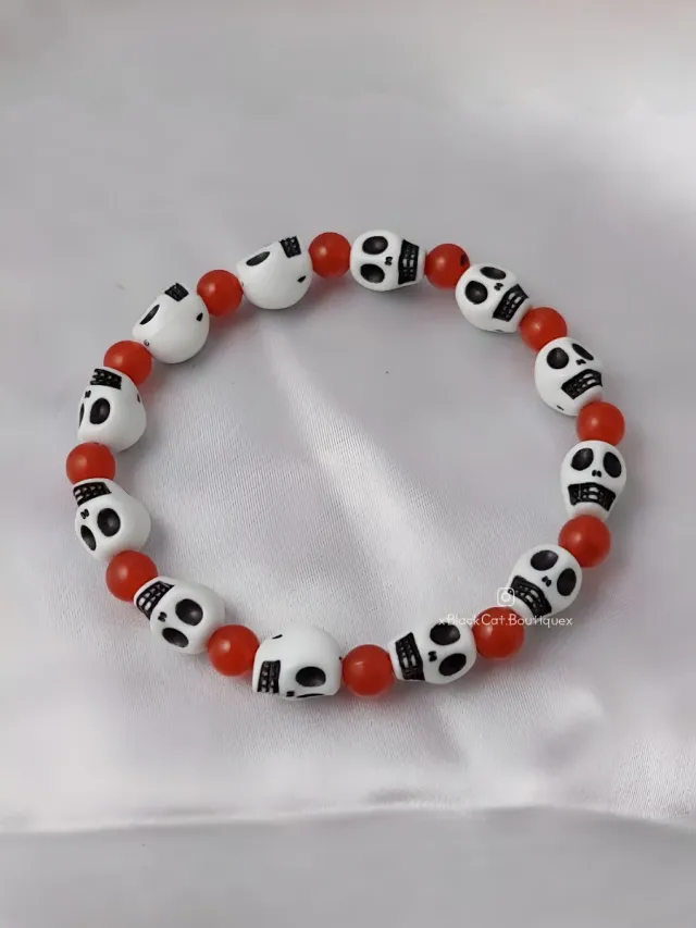 Bracciale con teschi bianchi e perle arancioni