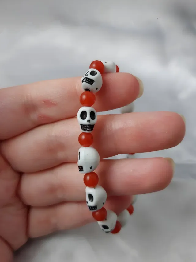 Bracciale con teschi bianchi e perle arancioni