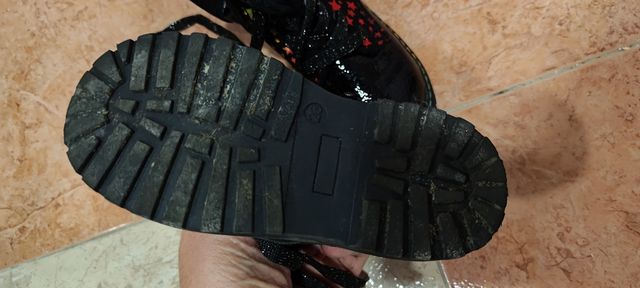 Botitas niña talla 23 negras estrellas