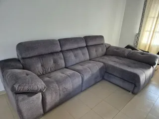 Sofá gris con chaiselongue y asientos eléctricos