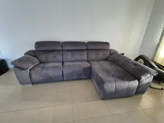 Sofá gris con chaiselongue y asientos eléctricos