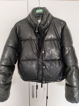 Chaqueta acolchada efecto piel negra