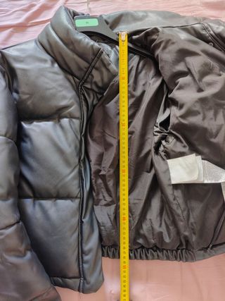 Chaqueta acolchada efecto piel negra