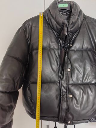 Chaqueta acolchada efecto piel negra