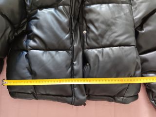 Chaqueta acolchada efecto piel negra