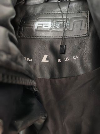 Chaqueta acolchada efecto piel negra