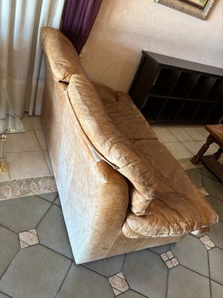 Sofás de piel beige y marrón